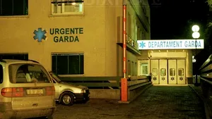 Poliţist în comă la spital, după ce a fost lovit cu o sticlă în cap de un interlop pe care îl ancheta - VIDEO