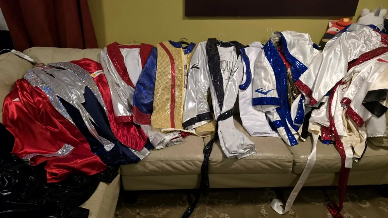 Alb și negru / Acestea au fost culorile primului echipament folosit de Lucian Bute la profesionism: 