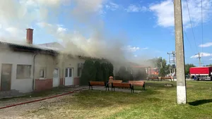 Căminul cultural dintr-o localitate din judeţul Bacău a luat foc