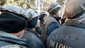 PROTEST LA PETROŞANI: Minerii de la Lonea, Vulcan, Paroşeni şi Lupeni protestează în faţa sediului CNH