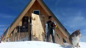 Cabana unde poţi să stai GRATIS. Singura condiţie pe care trebuie să o îndeplineşti pentru a te putea bucura de o privelişte minunată - FOTO