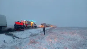 Accident grav în Orşova: Doi morţi şi doi răniţi, din cauza unei depăşiri neregulamentare, pe DN 6 | FOTO
