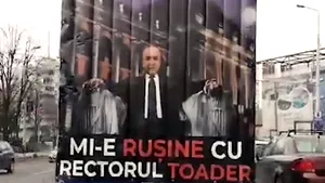 IMAGINILE ZILEI: Un banner cu Tudorel Toader, plimbat prin Iaşi de o asociaţie ce îi cere demisia din funcţia de rector