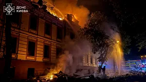Atac extrem de agresiv al Rusiei asupra Kievului în noaptea de sâmbătă spre duminică / Cel puțin șapte răniți și incendii în mai multe cartiere, după bombardamente cu rachete balistice