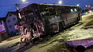 FOTO Intervenţie de urgenţă în Sibiu, după ce un autobuz plin cu pasageri a luat foc în mers
