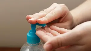 Doi fraţi au aproape 18.000 de sticle de gel dezinfectant pe care nu au unde să le vândă | FOTO