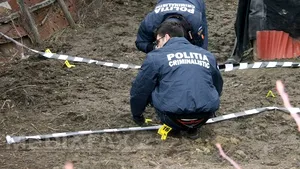 Un tânăr a bătut şi ţinut 3 zile fără mâncare un bărbat care a murit, cadavrul fiind găsit de câini
