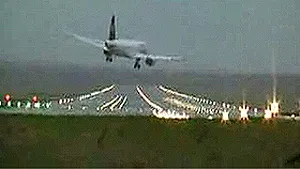 Avionul care a fost pe punctul de a se prăbuşi sâmbătă în Germania era manevrat de copilot