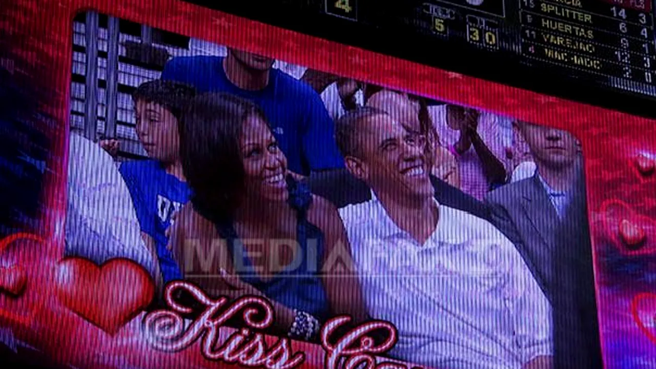 Sărut prezidenţial. Barack Obama a sărutat-o pe Michelle în faţa a mii de oameni - VIDEO