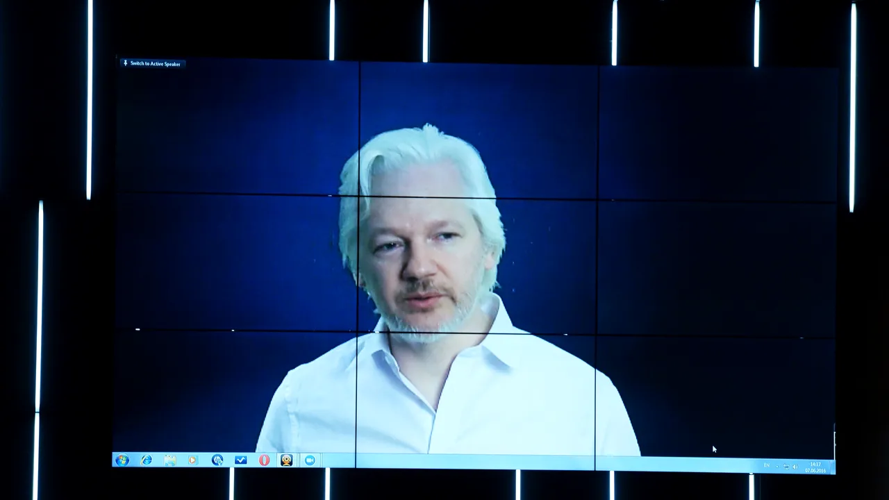 Acuzaţiile de viol | Un procuror suedez a depus o cerere pentru arestarea lui Julian Assange