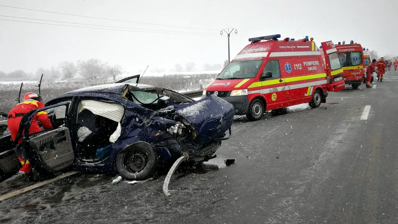 Accident între două maşini şi două microbuze pe DN 1, în Sibiu: Zece persoane sunt rănite/ Mai multe echipaje SMURD, la faţa locului | FOTO
