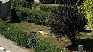 O tânără a fost prinsă făcând plajă, dezbrăcată, în faţa unei instituţii importante. Ce răspuns a dat jandarmilor