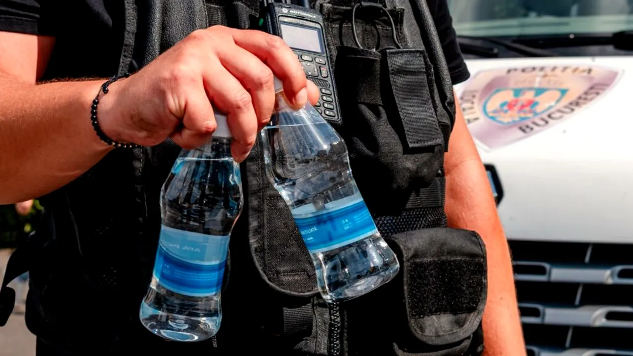 Caniculă extremă în București: Primăria Capitalei distribuie mii de sticle de apă