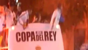 Trofeul Cupei Spaniei câştigat de Real Madrid, spart în zece bucăţi în timpul defilării  - VIDEO