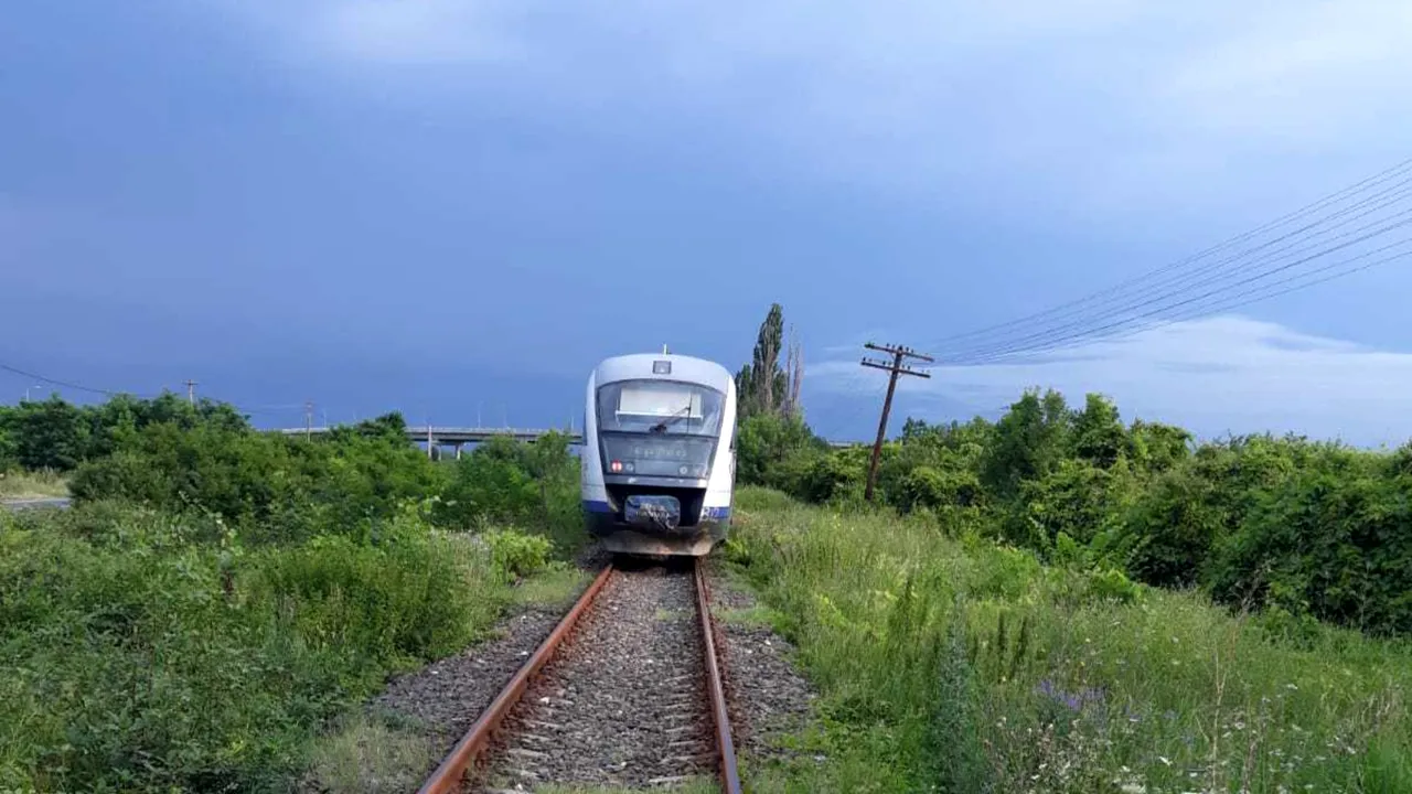 CFR: Circulaţia feroviară pe tronsonul blocat de copaci s-a reluat. 7 trenuri, repuse în circulaţie
