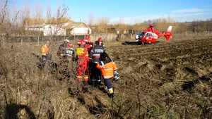 Doi tineri, răniţi grav după ce maşina în care se aflau a căzut de pe un pod, în judeţul Tulcea / Elicopterul SMURD, solicitat | GALERIE FOTO