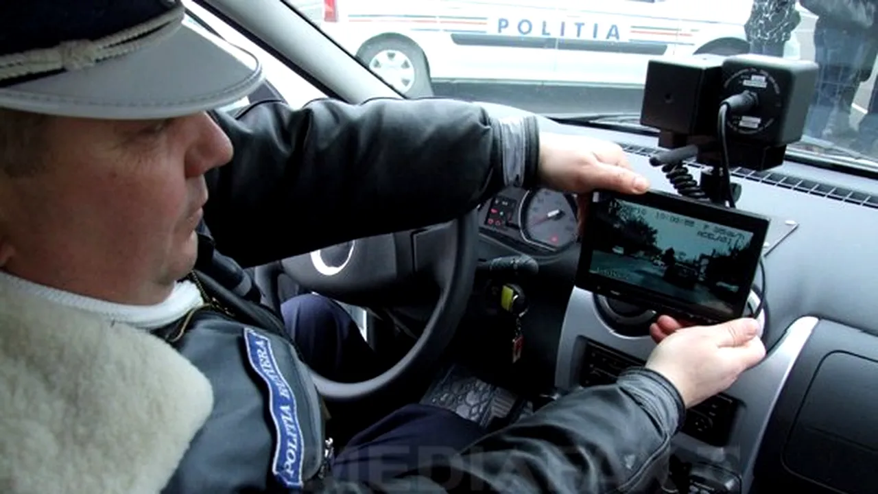 Şofer de TIR, surprins de radar când depăşea alte trei autotrenuri pe linie continuă, pe DN 7