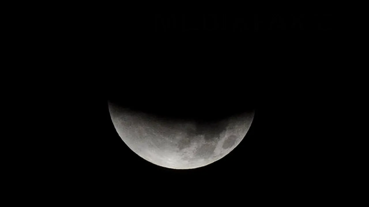 O eclipsă totală de Lună, denumită 
