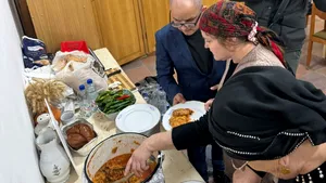 Campania umanitară ”Masă caldă” strânge, în fiecare sâmbătă, persoanele fără adăpost la Gara de Nord din Bucureşti