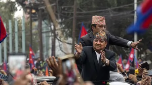 Mii de persoane din Nepal vor să revină la monarhie