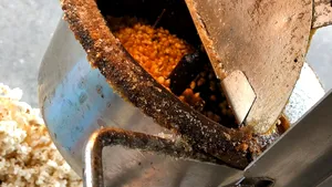 Maşină de popcorn ruginită şi alimente ţinute pe jos, la Festivalul Iernii din Constanţa - FOTO