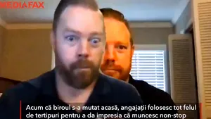 VIDEO Cum să te prefaci că munceşti de acasă. Cum s-au gândit doi tineri să se sustragă de la videoconferinţele interminabile