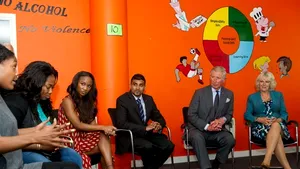 Prinţul Charles şi soţia sa vizitează victimele revoltelor din Londra