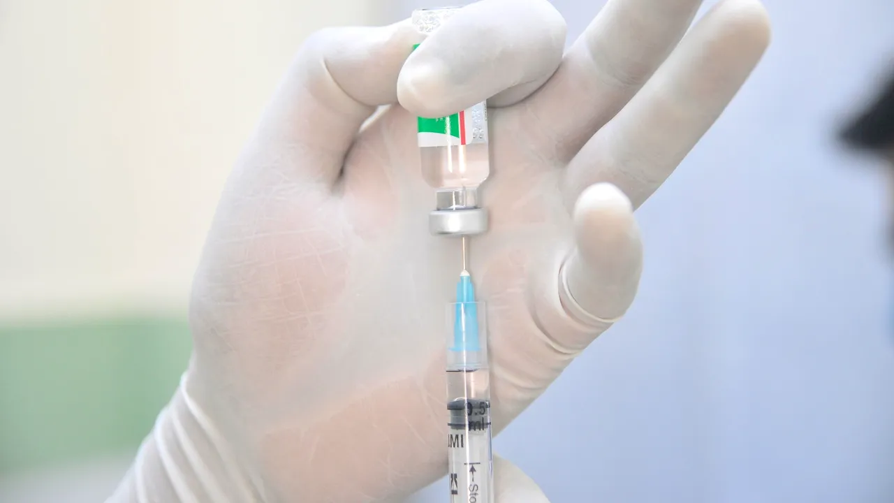Andrei Baciu: Dacă în centrele de vaccinare rămân doze de vaccin, să fie sunate persoane pe „criterii etice”
