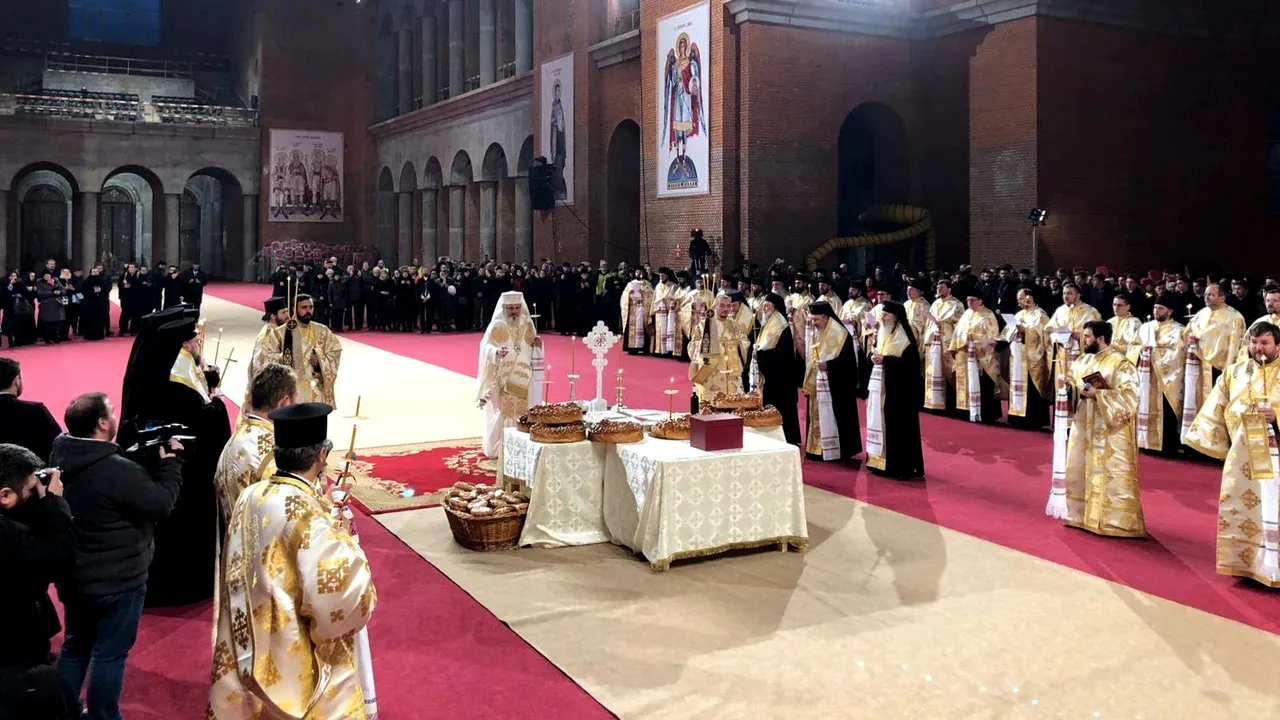 Eroii neamului românesc au fost pomeniţi pentru prima dată în Catedrala Mântuirii Neamului. De ce a fost oficiată slujba înainte de sfinţirea lăcaşului de cult | FOTO