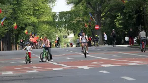 BICICLEŞTI 2014: Centrul Bucureştiului s-a deschis din nou pentru mişcare curată. Oana Pantelimon, campioană şi pe role