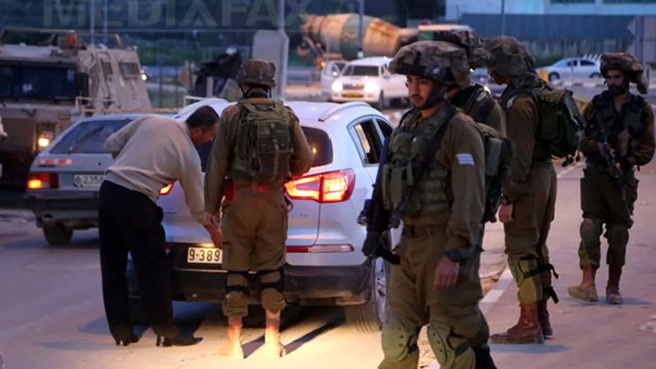 Un şofer palestinian a intrat deliberat cu maşina într-un grup de militari israelieni - VIDEO