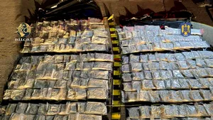 Prinși cu 66 de kilograme de cocaină pe A1: doi sârbi, arestaţi pentru trafic de droguri de mare risc