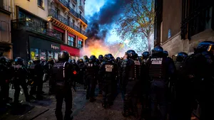 Ministrul de Interne francez  denunţă violenţele împotriva poliţiei, în timpul protestelor faţă de un proiect de lege controversat