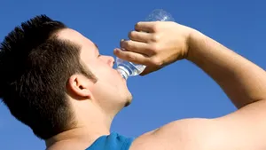 Gândul: Apa îmbuteliată – o aberaţie ecologică care ne arde la buzunar