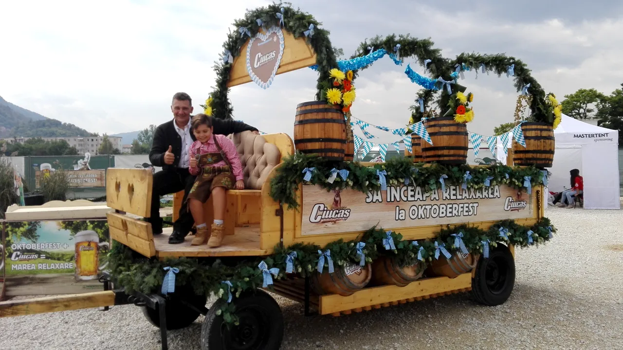 GALERIE FOTO | Mâncăruri bavareze, bere şi muzică live cu formaţii din Austria, la Oktoberfest de la Braşov