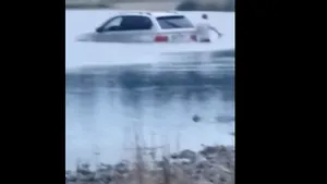 VIDEO Şoferul unui BMW a încercat să treacă râul Bistriţa şi a rămas blocat