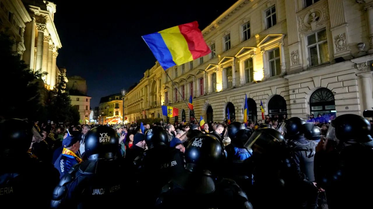 Protestele degenerează. Susținătorii lui Georgescu, filmați când sparg bucăți de caldarâm pentru a arunca în jandarmi