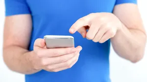 Telefonul îți distruge degetele mari. Cum poți preveni acest lucru