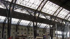 Haos în transportul feroviar pentru navetişti la Barcelona, în urma unui incendiu. 72.000 de pasagerI afectaţi. FOTO