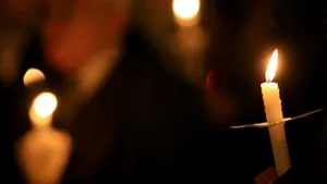 Sfânta Lumină, una dintre marile minuni ale Creştinismului, coboară din cer şi aprinde lumânările