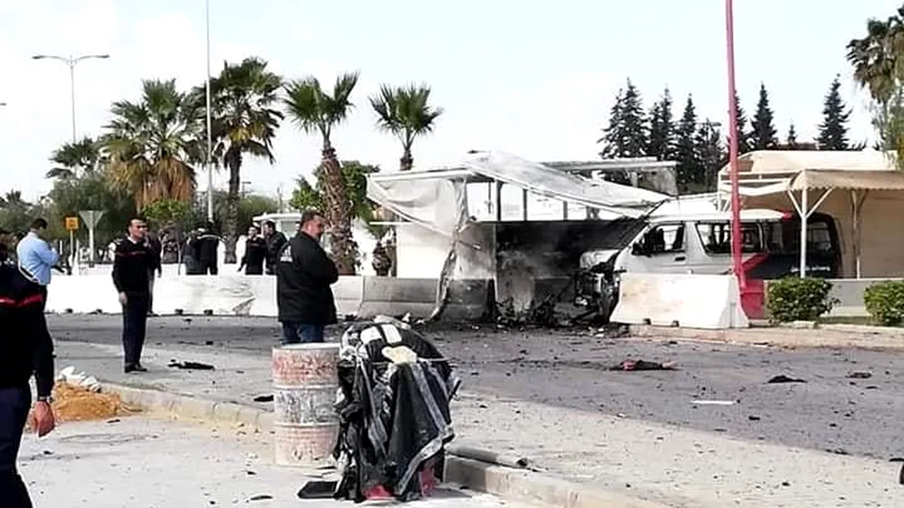 Un bărbat s-a aruncat în aer în apropierea Ambasadei SUA de la Tunis | FOTO