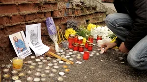 REPORTAJ: Flori şi lumânări la spital pentru bătrâna trimisă acasă în pijamale şi găsită moartă pe câmp - FOTO