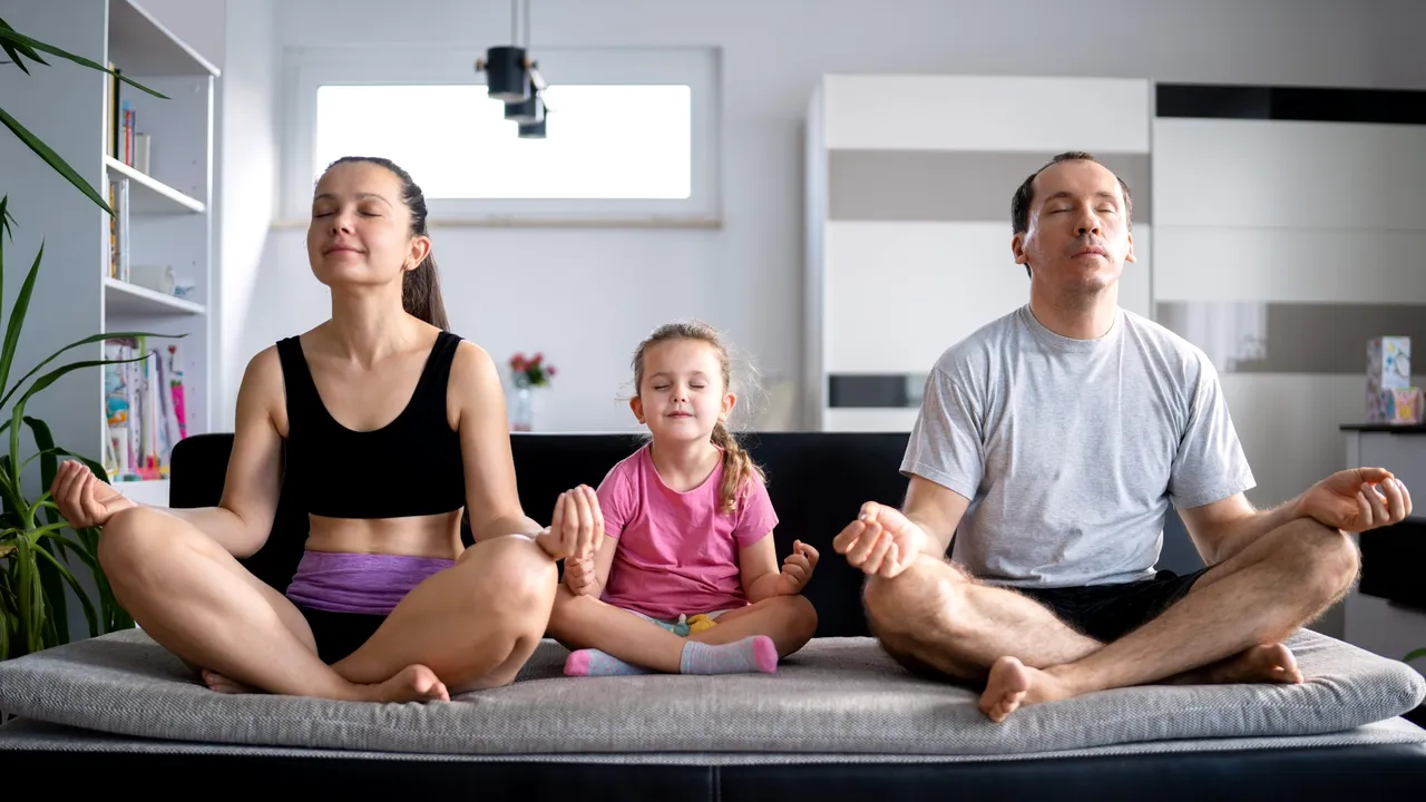 Yoga nu e doar pentru adulţi. Prin sport, cei mici învaţă cum să se concentreze şi să aibă răbdare
