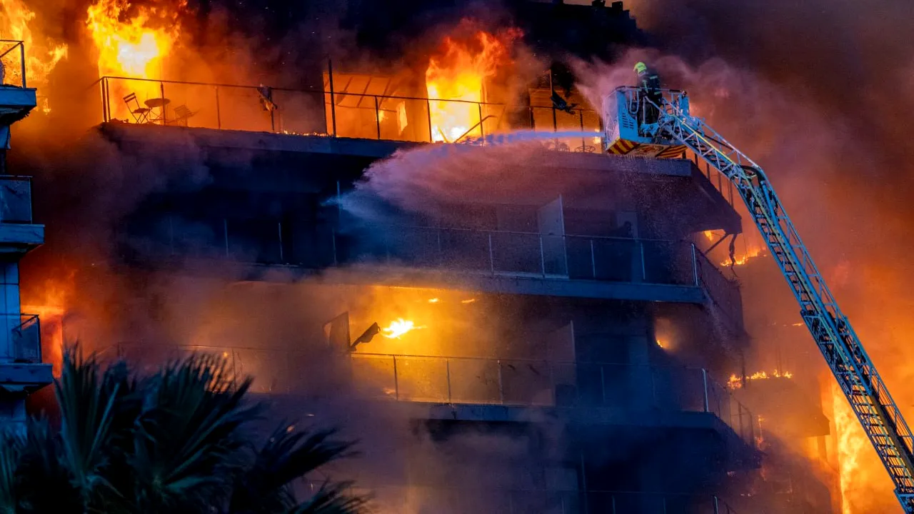 Cel puţin patru morţi în urma incendiului izbucnit într-un bloc cu 14 etaje din Valencia