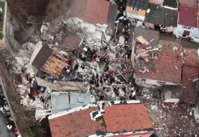 EXTERNE Două clădiri s-au prăbușit în Istanbul în urma unei explozii de gaz cu câteva zile înaintea barajului cu România