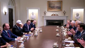 Trump i-a dăruit lui Iohannis o şapcă inscripţionată „Make Romania Great Again”. Ce cadou i-a făcut preşedintele României omologului său american | FOTO