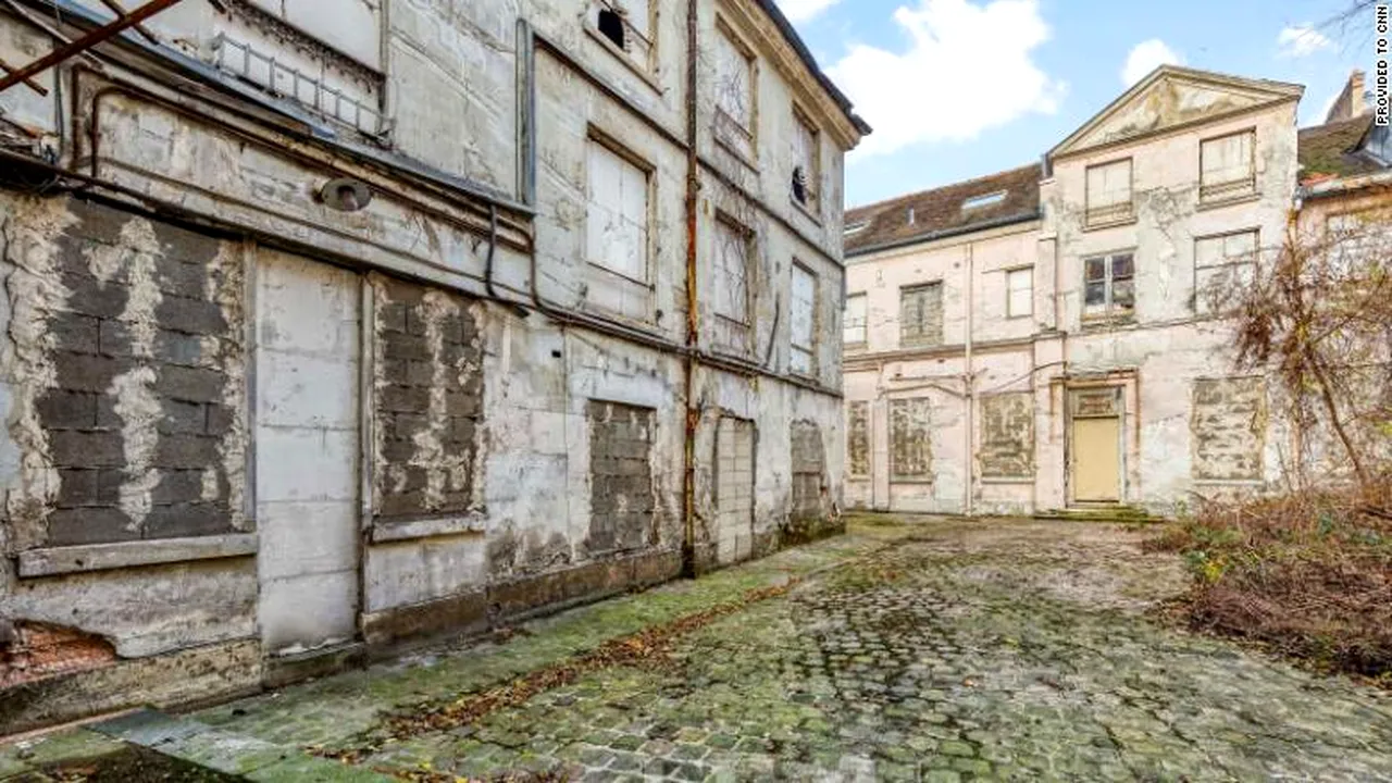 Cadavrul vechi de peste 30 de ani, ascuns într-o pivniţă, găsit în timpul renovării unui conac din Paris

