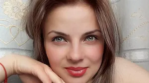 O tânără răpită şi vândută romilor în Republica Moldova s-a reîntâlnit cu familia biologică după 16 ani: 