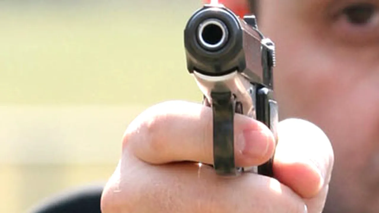 Focuri de armă trase de poliţişti pentru prinderea şoferului unei maşini neînmatriculate