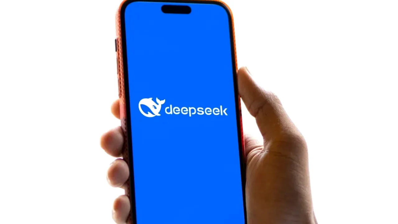 Ce este DeepSeek, compania ce a luat lumea prin surprindere cu un AI ieftin ce rivalizează cu Chat GPT. A ajuns pe locul 1 în descărcări în SUA